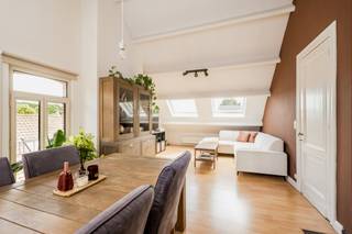 <p>Deze herenwoning grenst aan de site 'Binnenhof' in het centrum van Hingene. Het gebouw is gerenoveerd met oog voor detail en behoud van de oorspronkelijke elementen. Het gebouw is vastgesteld bouwkundig erfgoed: Burgerhuis met bakstenen lijstgevel van vijf traveeën en twee bouwlagen onder pseudomansardedak, met oeils-de-boeuf en centraal dakvenster, vermoedelijk van circa 1912. Hierdoor geniet het gebouw specifieke vrijstellingen op energieprestatieregels. Gelegen recht tegenover de kerk van Hingene en kasteel D'Ursel is dit een ideale locatie voor mensen die van rust en privacy houden maar graag een centrale uitvalsbasis hebben naar N16 en A12. Het gebouw bestaat uit 3 appartementen, één per etage waardoor dit een standingvolle, kleinschalige residentie is. <br /><br />Indeling: via de inkomhal kom je binnen in de ruime leefruimte met open keuken. De leef- en eetruimte zijn volledig voorzien van parket wat een zeer landelijk gevoel geeft. Wat meteen in het oog valt zijn de hoge plafonds die een enorm ruimte gevoel geven en die het appartement van karakter voorzien. De keuken is afgewerkt met natuursteen en beschikt over inductiekookplaat, oven, microgolf en vaatwasser. In de inkomhal is tevens een vestiairekast voorzien. <br /><br />Via de hal kan men naar de ruime slaapkamer die ook voorzien is van parket. Naast de slaapkamer bevindt zich de badkamer die voorzien is van toilet, lavabo, douche en aansluiting voor wasmachine. Er is ook nog een tweede kamer die ideaal is als bureau of opbergruimte. <br /><br />Mogelijkheid tot het aankopen van een overdekte staanplaats achteraan aan 15.000 euro. <br /><br />Het appartement is momenteel verhuurd waardoor het ook ideaal is als investering. <br /><br />Omgeving: gesitueerd in een rustige omgeving nabij de kerk van Hingene. N16 en A12 zijn zeer toegankelijk vanaf hier. Openbaar vervoer op wandelafstand.</p>
<p><span> </span></p>