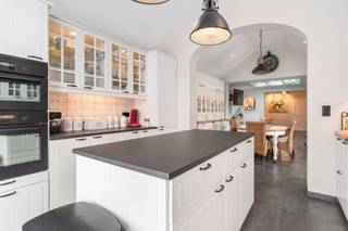 <p>Te koop: karaktervolle gerenoveerde woning in het centrum van Westende, op korte afstand van scholen, openbaar vervoer en alle voorzieningen.</p>
<p> </p>
<p>Deze woning uit het interbellum (1919-1930) combineert authentieke charme met een royale buitenruimte van 1423 m². Dankzij de centrale ligging geniet u van een residentiële omgeving met alle dagelijkse noden binnen handbereik. <br /> </p>
<p>Een grondige renovatie van het gelijkvloers heeft gezorgd voor een gezonde balans tussen energiezuinigheid en moderniteit. Dankzij zijn indeling biedt de woning ook de mogelijkheid om opgesplitst te worden in 2 units, wat ervoor zorgt dat de woning in aanmerking komt voor zowel investeerders als vaste bewoners.</p>
<p> </p>
<p>Belangrijkste ruimtes:<br />• Gezellige woonkamer met toegang tot het terras<br />• Eetkamer aansluitend op de keuken<br />• Twee slaapkamers met optie op 5 slaapkamers<br />• Twee badkamers<br />• Bureel en hobbyruimte<br />• Veranda met uitzicht op de tuin<br />• Garage en berging<br />• Zonnepanelen aanwezig</p>
<p> </p>
<p>Troeven:<br />• Centrale ligging in het woonkern van Westende<br />• Grote tuin van 1423 m² met zwembad<br />• Authentieke woning met diverse functionele ruimtes</p>
<p> </p>
<p>Neem vandaag nog contact op met uw ERA-makelaar voor een bezoek.</p>
<p> </p>
<p>JOUW DROOMHUIS. ZO GEVONDEN!</p>