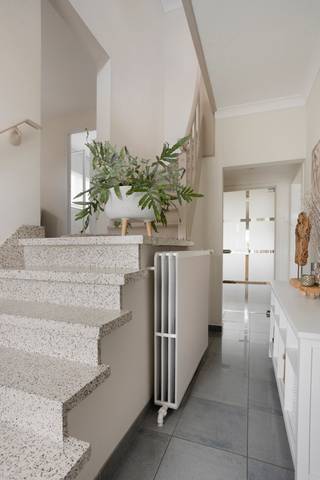 Bij het betreden van de woning komen we binnen in een gezellige hal die ons meteen doorleidt naar de ruime leefruimte. Dankzij de grote ramen aan...