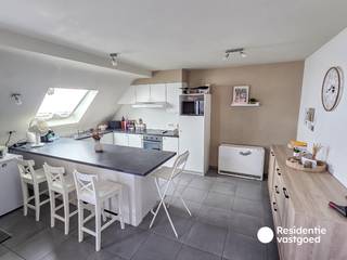 In het hart van Torhout bevindt zich dit perfect onderhouden en instapklare appartement met drie volwaardige slaapkamers. Dankzij de centrale ligging bevinden winkels, horecazaken, openbaar vervoer en scholen zich op wandelafstand, wat dit appartement bijzonder aantrekkelijk maakt voor gezinnen, koppels of wie op zoek is naar extra ruimte en comfort..<br /><br />De indeling van het appartement is praktisch en doordacht. Er is een inkomhal met apart gastentoilet. De ruime en lichtrijke leefruimte sluit naadloos aan op de keuken, uitgerust met alle nodige toestellen. Verder zijn er drie slaapkamers en een ingerichte badkamer. Daarnaast is er een gezellig zuidgericht terras.<br /><br />Een bijkomend voordeel is de aanwezigheid van een afgesloten privégarage, die niet alleen zorgt voor veilig en comfortabel parkeren, maar ook extra bergruimte biedt.<br /><br />Dit appartement is piekfijn in orde en klaar om zonder zorgen betrokken te worden. Dankzij de combinatie van ruimte, comfort en een centrale, rustige ligging in het centrum van Torhout, is dit een unieke kans voor wie kwalitatief en zorgeloos wil wonen.<br /><br />Geïnteresseerd? Neem vandaag nog contact met ons op voor een bezoek ter plaatse.<br />Huurprijs: 850 euro/maand (inclusief gemeenschappelijke kosten en garage) - beschikbaar vanaf 1 oktober 2026