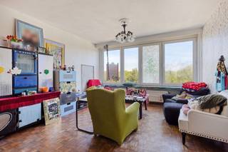 <p><span>Op wandelafstand van het prachtige Rivierenhof bevindt zich dit lichtrijke appartement op de 5de verdieping, waar je dagelijks kan genieten van een fenomenaal uitzicht over de wijde omgeving.Bij het appartement is verplicht een garagebox bij aan te kopen aan € 20.000.</span></p><p><span>Bij het betreden van het appartement kom je in een centrale inkomhall met ingemaakte kast die toegang biedt tot alle ruimtes.</span></p><p><span>De ruime living met grote raampartijen zorgt voor een overvloed aan natuurlijk licht en een open, aangenaam gevoel. Aansluitend vind je de keuken.</span></p><p><span>Het appartement beschikt over twee slaapkamers. De kleinere slaapkamer geeft toegang tot een gezellig terras war je in alle rust kan genieten van de zon en het uitzicht.</span></p><p><span>Verder is er een badkamer uitgerust met een douche. Het toilet is apart. </span></p><p><span>Extra opbergruimte is voorzien dankzij een praktische berging in het appartement en een privatieve kelderberging.</span></p><p><span>Kortom een ideaal appartement voor wie op zoek is naar comfort, licht en een uitstekende ligging nabij groen.</span></p><p><span> </span></p><p><span>Bijzonderheden</span><span>:</span></p><p><span>EPC Energielabel B - 164 kwh/(m² jaar)</span></p><p><span>Geen renovatieplicht</span></p><p><span>CV is gemeenschappelijk op gas</span></p><p><span>Er is overal dubbele beglazing met PVC kader (nieuw van 2024)</span></p><p><span>Vaste kosten: 935/kwartaal (inbegrepen: reservefonds, brandbeveiliging, camerabewaking, CV + warm water, schoonmaak, huisvuil, onderhoud tuin, water, syndicus, lift, minuterie gang, blokpolis)</span></p><p><span>P-score: B</span></p><p><span>G-score: A</span></p>