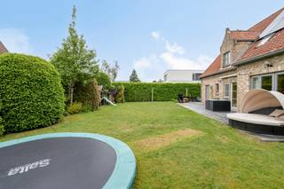 In de residentiële buurt van Sint-Kruis (Brugge) bevindt zich rustig gelegen langs Kasteleinweg deze stijlvolle villa te koop op een perceel van 789m². Dit vrijstaand huis (°1981, EPC-score: 275, conforme elektrische keuring, zonnepanelen, laadpaal) met 5 slaapkamers, 2 badkamers, lichtrijke woonruimtes en inpandige garage beschikt over een compleet gunstig georiënteerde tuin en tal van terrasoppervlakte, waar u volledig tot rust kunt komen. U waant zich hier ver weg van alle drukte, maar toch op een boogscheut van de stad Brugge (alsook van Damme, Knokke...) en tevens vlakbij het commercieel centrum van Sint-Kruis met zijn scholen, buurtwinkels, warenhuizen, openbaar vervoer, sportfaciliteiten...Gelijkvloers:- Inkomhal met gastentoilet;- lichtrijke woonkamer (45m²) met gashaard;- compleet uitgeruste leefkeuken (16m²);- praktische berging (6m²) aansluitend aan de leefkeuken);- wasplaats (11m²);- inpandige garage (20m²);- zongerichte tuin (789m²) met tal van terrassen, privatieve oprit en praktisch tuinhuis, 2 regenwaterputten (2x8.000L).1ste verdieping:- Nachthal (11m²);- slaapkamer 1 (15m²);- slaapkamer 2 (12m²);- slaapkamer 3 (12m²);- slaapkamer 4 (10m²);- slaapkamer 5 (10m²);- badkamer 1 (5m²);- badkamer 2 (9m²).2de verdieping:- Zolderberging (31m²).De eigendom wordt aangeboden via de Pre-sale formule. Op 20/06/2026 tussen 09:00 en 14:00 kan u de woning op afspraak komen bezichtigen en een bod uitbrengen. De vermelde prijs is een instelprijs. Voor meer info, gelieve contact op te nemen met de dossierverantwoordelijke.Bestuursmaatregelen in het maatregelenregister: nee