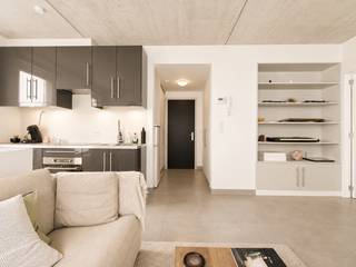 <p><strong>Modern en lichtrijk studio hoek-appartement gelegen op de gelijkvloerse verdieping op centrale locatie nabij Berchem station, openbaar vervoer, tal van winkels, scholen, belangrijke in- en uitvalswegen.<br /></strong><span><strong><br /></strong></span><strong>Ideaal starters- of investeringsappartement.</strong><span><strong><br /><br /></strong><strong>INDELING:</strong></span><br />Via de HAL met opbergkasten, vestiaire komt men in de lichtrijke LEEFRUIMTE van ca. 4m x 5,80m gelegen op een stenen vloer, een geïnstalleerde open KEUKEN met ontbijthoek, opbergkasten en toestellen: kookplaat, oven, dampkap,1,5 spoelbak, ijskast met diepvriesvak. <br /><br />Aparte SLAAPKAMER ca. 2,80m x 4m ensuite de ingerichte BADKAMER ca. 2,40m x 1,84m met douche, toilet, een enkele lavabo en aansluiting voor wasmachine en droogkast zijn hier aanwezig. <br /><br />U heeft de mogelijkheid een garagebox met automatische poort op het gelijkvloers aan te kopen aan €30.000.<br /><br />Het appartement is goed verhuurd aan een stabiele huurder.<br /><br /><span><strong>BIJZONDERHEDEN:</strong></span><br />* Mogelijkheid tot aankopen van een garagebox met automatische poort op het gelijkvloers aan €30.000.<br />* Verlichting en stores aanwezig.<br />* Individuele nutsvoorzieningen, verwarming op gas, hoge rendementsketel op gas, conforme keuring elektriciteit, HR-beglazing <br />* Fietsenberging in het gebouw, kleine VME<br />* Gemene delen worden geschilderd in april 2026 <br />* EPC: 175kWh/m² - Klasse B.</p>