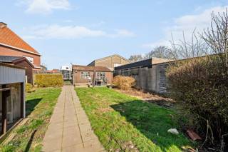 Deze instapklare woning (mogelijkheid tot 3 slpks) is rustig gelegen in Klerken (Houthulst).<br />
<p><u>De indeling van deze woning is als volgt:</u></p>
<ul>
<li>Kelderverdieping: droge kelder (behandeld geweest).</li>
<li>Gelijkvloerse verdieping: inkomhal, gezellige leefruimte met eetkamer, geïnstalleerde keuken, wasplaats, badkamer, apart toilet, veranda, inpandige garage, zonnige tuin met jacuzzi (inbegrepen), garage 2, uitweg achteraan de tuin, mooi stukje bouwgrond achteraan de tuin.</li>
<li>Eerste verdieping: slaapkamer 1 en slaapkamer 2 met aansluitend dressing - er is mogelijkheid om een 3e slaapkamer te maken van de dressing.</li>
<li>Zolderverdieping: geïsoleerde zolder.</li>
</ul>
De woning heeft een EPC label D, beschikt over 15 PV panelen, jacuzzi, uitweg achteraan de tuin en twee garages.<br /><br />PLUSPUNTEN:<br />- GEEN RENOVATIEPLICHT - INSTAPKLAAR<br />- UITWEG<br />- TWEE GARAGES<br />- UITBREIDING MOGELIJK
