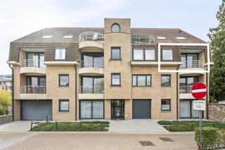 Situé en plein centre-ville, au calme et avec une vue magnifique, dans la vibrante ville de Poperinge, je suis fier de vous présenter cet...