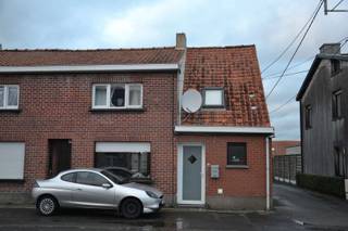 Deze halfopen woning is gelegen nabij De Reiger te Ichtegem en biedt een vlotte verbinding naar Torhout, Diksmuide en Oostende.