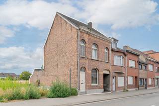 Gezellige woning op uitstekende locatie, nabij invalswegen en op wandelafstand van winkels, restaurants en scholen. Het gelijkvloers biedt...