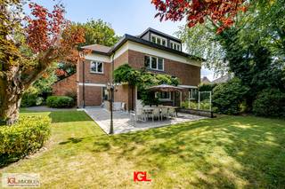 Immo Groot Leeuw stelt met fierheid dit prachtig herenhuis verhuld in een oase van groen voor. Verscholen in een verkeersluwe straat tussen velden...