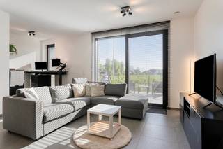 Recent gelijkvloers appartement te koop in residentie Rubano nabij het centrum van Kruisem. Dit energiezuinig appartement met 2 slaapkamers kan genieten van een aangename tuin met terras, bovengrondse staanplaats met laadpaal (verplichte aankoop) en fietsenberging.<br /><br />Het appartement werd afgewerkt met kwalitatieve materialen en beschikt over een aangename tuin. De eigendom is gelegen nabij de dorpskern van Kruisem dicht bij scholen, winkels en de kerk.<br /><br />Verplichte aankoop bovengrondse staanplaats met laadpaal: € 20.000<br /><br />INDELING<br /><br />- Inkomhal met apart toilet<br />- Open keuken voorzien van alle toestellen<br />- Lichtrijke leefruimte<br />- Praktische berging <br />- Slaapkamer 1 met aansluitende dressing<br />- Slaapkamer 2<br />- Badkamer voorzien van inloopdouche en lavabomeubel<br />- Zonnige tuin met terras<br /><br />ALGEMEEN<br /><br />- Verplichte aankoop bovengrondse staanplaats met laadpaal: € 20.000<br />- 11 zonnepanelen<br />- Gunstige centrale ligging<br />- Kwalitatieve afwerking<br />- Lamellen op maat gemaakt<br />- Veel lichtinval<br />- Ruime omheinde tuin<br />- E-peil -30 (A+)<br />- Bovengrondse staanplaats met laadpaal<br />- Gemeenschappelijke tuin en fietsenberging<br />- Uiterst 2 maanden tot akte<br /><br />Bestuursmaatregelen in het maatregelenregister: nee