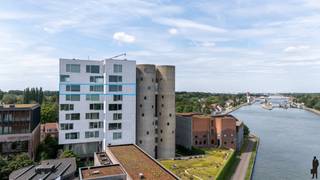 Unieke loft gelegen op de 8e verdieping van de iconische Silos op de Axel Vervoordt Kanaalsite, een ontwerp van de gerenommeerde architect...