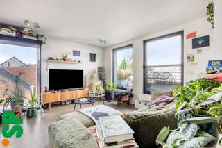 Instapklaar appartement met ruim terras op toplocatie!<br /><br />Dit gezellige en goed gelegen appartement is perfect voor wie op zoek is naar comfortabel wonen met alle voorzieningen binnen handbereik.<br /><br />Het appartement beschikt over een praktische en doordachte indeling:<br />Een inkomhal met aansluitend een privatief trapgedeelte, een lichtrijke leefruimte met open keuken (incl. vaatwasser), een aangename slaapkamer, een badkamer met douche en toilet, én als extra troef een zeer ruim terras van maar liefst 24 m² aan de achterzijde. <br /><br />Bijkomende informatie van dit appartement: <br />- Topligging: op wandelafstand van winkels, scholen, bakker, restaurants, bushaltes, …<br />- Autostaanplaats inbegrepen <br />- Elektrische keuring volledig conform <br />- Interessant investeringseigendom<br />- ... <br /><br />Voor meer informatie of een bezoek ter plaatse, kan u contact opnemen met IMMO SP via 014/591020 of mailen naar Jill@immosp.be.<br />Benieuwd naar de waarde van uw eigen woning? Vraag vrijblijvend een gratis verkoopanalyse aan – wij helpen u graag verder!