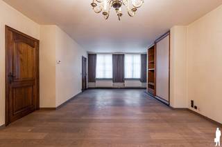 <strong>Rijwoning met tuin in centrum Poppel, op wandelafstand van alle faciliteiten. De woning is o.a voorzien van een ruime woonkamer <br />2 slaapkamers op de verdieping en een grote zolder met mogelijkheden voor een extra kamer.<br />Energielabel C en goedgekeurde electiciteit.<br /><br /><br /></strong><u>Gelijkvloerse verdieping<br /></u><span>Via de inkomhal met vestiaire betreedt u de lichte woonkamer voorzien van een fraaie eiken vloer.<br />De ruime keuken is eenvoudig maarheeft veel kastruimte en is bruikbaar.<br /></span><span>Aangrenzend aan de keuken is er een toiletruimte en een praktische bijkeuken/wasplaats waar ook de cv ketel staat. ( stookolie)</span><br /><br /><u>Eerste verdieping<br /></u><span>De trap in de woonkamer brengt u naar de eerste verdieping. Hier vindt u 2 ruime slaapkamers en een badkamer met inloopdouche, wastafel, bidet en toilet.<br /></span><br /><u>Tweede verdieping<br /></u><span>Via een vlizo trap te bereiken grote geisoleerde zolder.<br />Het is mogelijk om een vaste trap te plaatsen en zo een extra (slaap) kamer te realiseren.<br /></span><br /><u>Buitengebeuren</u><br /><span>Een diepe stads tuin die loopt tot aan de garage achteraan het perceel.</span><br /><br /><u>Bijzonderheden<br /></u><span>- Hardhouten kozijnen met dubbel glas</span><br /><span>- Energielabel C</span><br /><span>- Goedgekeurde electriciteitsinstallatie. </span><br /><span>- Asbestveilig<br />- Aardgas ligt in de straat.<br />- Servitude om via de Kabienstraat naar de achtertuin te komen is te bespreken met de huidige eigenaar.</span>