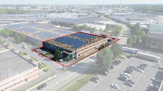 Langs de <strong>Pathoekeweg in Brugge </strong>bevindt zich dit veelzijdige bedrijfscomplex op een totale <strong>grondoppervlakte van 4.890 m²</strong>, bestaande uit een <strong>logistiek magazijn van +/- 2.031 m²</strong>, kantoorruimtes op het gelijkvloers van in totaal 1.160 m² en verschillende kleinere kantoorruimtes op de eerste verdieping van samen +/- 778 m². <br /><br />Het magazijn met een vrije hoogte van 6 m is uitgerust met <strong>2 laadkades en een sectionale poort</strong> en werd opgetrokken in een solide betonnen constructie met een mooie overspanning, een betonnen dak afgewerkt met roofing, polybetonvloer en TL-verlichting.<br /><br />De kantoorruimtes beschikken over een aparte inkomhal met receptie. Via trap of lift bereikt u de kantoren op de eerste verdieping, afgewerkt met een computervloer voor elektriciteit en databekabeling, dubbele isolerende beglazing in aluminium schrijnwerk en een verlaagd plafond met geïntegreerde LED-verlichting en airco units. Er zijn verschillende sanitaire- en eetruimtes aanwezig.<br />Het gebouw beschikt over alle nodige nutsvoorzieningen, waaronder drijfkracht, stadswater, telefonie, internet en airconditioning in de kantoren. +/- 25 parkeerplaatsen op de site.<br /><br />Dankzij de strategische ligging op industriezone Herdersbrug geniet het pand van een uitstekende bereikbaarheid via de Expresweg Brugge en de belangrijke verkeersassen E40, E403 en A11.<br /><br />EPC attesten : 20250113-0003475074-GD<br />20250113-0003474399-KNR<br />20250113-0003475066-KNR<br />20250113-0003475162-KNR<br />20250113-0003475235-KNR<br />20250113-0003475272-KNR<br /><br />Contacteer <strong>PANORAMA B2B</strong> voor meer inlichtingen, plannen of een vrijblijvend plaatsbezoek via <strong>0479 70 70 73</strong>.