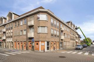 <p>Dit lichtrijke appartement ligt op slechts 1 minuut wandelen van het centrum van Aalter, maar geniet tegelijk van een rustige ligging.</p><p>Gelegen op de tweede verdieping omvat het appartement een ruime en lichtrijke woonkamer met eetplaats, een geïnstalleerde keuken met gezellige ontbijthoek en aansluitend balkon, 2 volwaardige slaapkamers, een badkamer met nieuwe douche (nog te plaatsen), apart toileten een praktische berging.</p><p>Daarnaast beschikt u over een ondergrondse garage met elektrische poort, aan te kopen voor €25.000, evenals een private kelderberging. <br />Bovendien bestaat de mogelijkheid om een tweede autostaanplaats bij aan te kopen voor €20.000.</p><p>Dankzij de zuidwestoriëntatie geniet u van veel licht en een aangename woonomgeving.</p><p>Ideaal als eigen woonst of als interessante investering.</p><p><strong>Troeven:</strong><br />•    Op wandelafstand van het centrum<br />•    Rustige ligging<br />•    2 slaapkamers<br />•    Balkon<br />•    Mogelijk tot aankopen van garage en autostaanplaats<br />•    Private kelderberging<br />•    Zuidwestoriëntatie<br />•    Interessant als investering</p><p><strong>PRAKTISCHE INFO:</strong></p><p>•    EPC label C | 245 kWh/m² jaar<br />•    Stedenbouwkundige inlichtingen: Vg | Wg - Ag | Gmo | Gvkr | Gvv<br />•    De bovenvermelde bewoonbare oppervlakte betreft de bruto oppervlakte zoals vermeld in het EPC-attest.</p><p>Extra info of een bezoek? Bel Simon op 0499 99 49 17 of simon@heritagevastgoed.be<br /> </p>