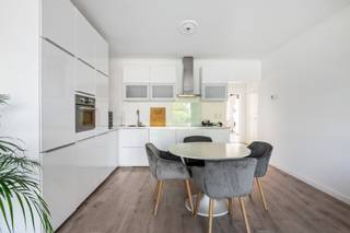Op de gelijkvloerse verdieping van een verzorgd gebouw aan de Mechelsesteenweg in Lier wacht een frisse, lichte twee-kamer appartement die meteen goed aanvoelt. Geen overbodige toeters en bellen, gewoon een slimme indeling, kwalitatieve afwerking en alles op zijn plek.<br /><br />De keuken werd enkele jaren geleden volledig vernieuwd. Strak, functioneel en klaar voor de dagelijkse stormloop, of die nu bestaat uit snel koken na het werk of uitgebreid brunchen in het weekend. De badkamer volgde hetzelfde pad: vernieuwd, met een ruime inloopdouche die van elke ochtend een moment maakt. Een apart toilet zorgt voor extra comfort, iets wat je in dit segment zelden zomaar krijgt.<br /><br />De berging binnen het appartement geeft je de opbergruimte die je in de stad zo vaak mist. En de autobox achter het gebouw? Die maakt het plaatje helemaal compleet. Droog, veilig en altijd beschikbaar, geen rondjes rijden, geen gedoe.<br /><br />De ligging aan de Mechelsesteenweg is een troef op zich. Verbindingsweg bij uitstek: Lier, Mechelen en de rest van de regio liggen allemaal binnen handbereik. Winkels, openbaar vervoer en het gezellige centrum van Lier op een boogscheut.<br /><br />Instapklaar, compleet en met een prijs-kwaliteitsverhouding die de markt zelden biedt.<br /><br />Troeven:<br />– EPC C: 240kWh/m2<br />– Elektra conform<br />– 2 slaapkamers<br />– Vernieuwde keuken<br />– Vernieuwde badkamer met inloopdouche<br />– Autobox achter het gebouw<br />– Vlotte verbinding Lier – Mechelen