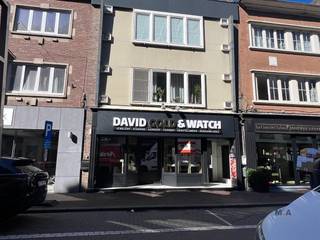 <p><span><span>Winkel- of kantoorruimte van 90 vierkante meter. Ideaal gelegen in een zijstraat van de Kapelstraat, tegenover Grutman en tussen schoenenwinkel Quetin en La Casa del Tabaco.</span></span><br /><span><span>Het pand beschikt over een gezellige koer achteraan. De winkel is volledig ingericht met inbouwkasten en is tevens voorzien van pashokjes. De winkel is dan ook instapklaar. Wenst u meer info of een plaatsbezoek, bel ons gerust op 0485 34 56 71. Ook buiten kantooruren zijn wij bereikbaar.</span></span></p><p> </p><p><strong><u>Opmerking</u></strong><span><span>: bij </span></span><strong>pop-up</strong><span><span> verhuur tot 6 maanden wordt de vermelde huurprijs verhoogd met </span></span><strong>21% BTW</strong><span><span>. Dit conform de verplichte btw-heffing op kortdurende onroerende verhuur (art. 44, § 3, 2°, a), zevende streepje Btw-Wetboek).</span></span></p>