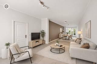 <p>Gezellige INSTAPKLARE woning met TUIN! Deze charmante woning omvat een inkomhal, een gezellige leefruimte, een toffe keuken met extra ontbijthoek, een badkamer en een aangename tuin. Op de eerste verdieping bevinden zich de overloop, twee slaapkamers en een dressing. De zolder, bereikbaar via een vaste trap, biedt extra inrichtingsmogelijkheden. De woning beschikt over centrale verwarming op aardgas, grotendeels dubbele beglazing en zonnepanelen.<br /><br />Meer info of plan je bezoek: wim@immobeguin.be<br />Te koop via Immo Beguin, uw vastgoedexpert sinds 2009, met kantoren in Ronse, Waregem, Kortrijk, Deinze, Doornik en Lessen.<br />Dit zoekertje omvat enkele AI-gegenereerde visualisaties.</p>