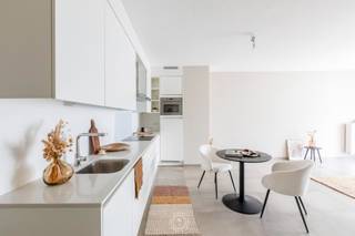 Dit <strong>moderne appartement</strong> bevindt zich op de eerste verdieping van een <strong>recent gebouw (2018)</strong>, op wandelafstand van het station en vlakbij supermarkten en het centrum van Sint-Niklaas.<br /><br />De leefruimte geniet van veel lichtinval en sluit aan op de <strong>open keuken </strong>die volledig is uitgerust met <strong>ingebouwde toestellen</strong>. Vanuit de leefruimte is er toegang tot het <strong>ruime terras</strong>, waar u volop kan genieten van de zon. <br /><br />Het appartement beschikt over <strong>twee slaapkamers</strong>, ideaal voor een klein gezin, koppels of als extra bureauruimte. Daarnaast is er een handige <strong>berging/wasruimte</strong> voorzien. De moderne badkamer is uitgerust met een ligbad met douchewand, dubbele lavabo en voldoende opbergkasten.<br /><br />Achter het gebouw is een <strong>afzonderlijke garagebox</strong> voorzien, <strong>optioneel (= niet verplicht)</strong> mee aan te kopen aan <strong>€25.000</strong>.<br /><br /><strong>Troeven</strong>:
<ul>
	<li>Centrale ligging </li>
	<li>Elektriciteit conform</li>
	<li>Gunstig EPC-label A</li>
	<li>Groot terras</li>
	<li>2 slaapkamers</li>
	<li>Garagebox achter het gebouw (<strong>niet verplicht</strong> mee aan te kopen)</li>
</ul>
<br />Dit appartement combineert <strong>comfort en functionaliteit </strong>met een uitstekende ligging in Sint-Niklaas.<br /><br />U kan een bezoek aanvragen via 03 502 98 74 of via lena@claves.be <span>(vergeet niet uw telefoonnummer te vermelden)</span>.