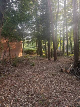 <p>Bouwgrond in Schotenhof van 1.213,94 m²</p><p>Gelegen in het groene Schotenhof ligt een van de laatste bouwgronden van 1.213 m². Een opportuniteit voor wie op zoek is om zijn droomwoning te realiseren in een groene locatie op een perceel van 20m breed en 60m diep.</p><p>De groene en rustige omgeving zijn kenmerkend voor deze buurt en dat terwijl u tegelijkertijd beschikt over een uitstekende bereikbaarheid. Scholen, winkels, openbaar vervoer en diverse sport- en ontspanningsmogelijkheden in de directe omgeving.</p><p>Deze bouwgrond beschikt over een ruim oppervlak om uw nieuwbouw woning te realiseren. De ligging in één van de meest gegeerde villawijken van Schoten.</p><p>Het perceel is gelegen in het BPA Schotenhof. De stedenbouwkundige voorschriften van het BPA<br />zijn van toepassing.</p><p>- Bestemming: eengezinswoning<br />- Half open bebouwing</p><p>Inplanting:<br />- Voorgevel: Op de voorgevelbouwlijn zoals aangeduid op het plan<br />- Achtergevel: Op min. 9m achter de voorgevelbouwlijn en binnen de bouwzone<br />- Zijgevels: Eén zijgevel op de perceelsgrens en één zijgevel op min. 3 van de<br />perceelsgrens.</p><p>Bebouwbare oppervlakte bedraagt max. 250m² met inbegrip van de bijgebouwen.</p><p>Wenst u meer informatie over de bouwvoorschriften neem dan contact op met</p><p>*GEEN IMO*</p>