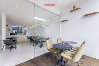 Stijlvol handelspand van 40 m² te huur op het levendige Herbert Hooverplein in Leuven. Dankzij de uitstekende ligging, de voortdurende passage...