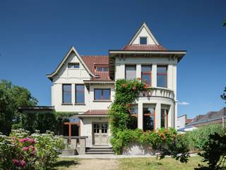 <p><span>OUDENAARDE Op zoek naar een karaktervolle herenwoning waar authentieke grandeur en hedendaags comfort elkaar ontmoeten? Dan is dit uitzonderlijke eigendom precies wat u zoekt.</span></p><p><span>Deze voormalige directeurswoning van weverij Cambier-Vandenhende ademt geschiedenis en klasse. Authentieke elementen zoals marmeren lambriseringen, boiserie, terrazzovloeren, sierhaarden en plafondrozetten werden met zorg bewaard, terwijl de woning grondig werd gerenoveerd met onder meer vernieuwde daken en ramen.</span></p><p><span>Via de imposante dubbele inkomdeur komt u in een statige inkomhal die meteen de toon zet. Aan weerszijden bevinden zich twee sfeervolle salons: de royale leefruimte met erker, open haard en toegang tot het voorterras, en een tweede salon met houthaard, ideaal als praktijk, bureau of thuiskantoor. De stijlvolle eetkamer sluit aan op de volledig uitgeruste keuken met granieten werkblad en praktische bergruimtes. Verder vindt u op het gelijkvloers een vestiaire en gastentoilet.</span></p><p><span>De woning beschikt over vijf slaapkamers, een badkamer, een ruime zolder met uitbreidingspotentieel en een volledig onderkelderd niveau met onder meer een wijnkelder. Buiten geniet u van een prachtig perceel met een zonnige tuin die volledige privacy biedt, een tuinberging en een dubbele garage met automatische poort.</span></p><p><span>Gelegen aan de rand van Oudenaarde, met scholen, winkels, openbaar vervoer en een vlotte verbinding naar de N60 vlakbij, combineert deze charmante herenwoning een prestigieuze uitstraling met een uiterst praktische ligging.</span></p>