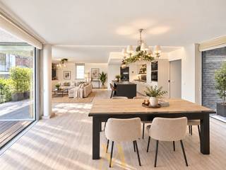 Dit verzorgd hoekappartement combineert een ruime indeling met veel natuurlijke lichtinval en een aangename buitenruimte. Door de hoekligging en de verschillende raampartijen krijgt het appartement een open gevoel en is er doorheen de dag veel daglicht aanwezig.<br /><br />Via de inkomhal met vide kom je binnen in de ruime leefruimte. De zithoek en eetplaats vormen samen één mooi geheel, met de bio-ethanolhaard als gezellige aanvulling. Aansluitend bevindt zich de open keuken met centraal kookeiland. Deze is volledig uitgerust met onder andere twee koelkasten, een diepvriezer, vaatwasser, stoomoven, microgolfoven en warmhoudlade. Er is bovendien voldoende werk- en opbergruimte.<br /><br />Het appartement beschikt over twee volwaardige slaapkamers, beide voorzien van ingemaakte kasten. De badkamer is praktisch ingericht met een ruime inloopdouche. Daarnaast is er een afzonderlijke berging/wasruimte, waardoor wasmachine, droogkast en extra voorraad netjes uit het zicht kunnen worden opgeborgen.<br /><br />Een belangrijk pluspunt is de buitenruimte. Vanuit de leefruimte heb je toegang tot het overdekte terras van 12 m², dat aansluit op de privatieve en onderhoudsvriendelijke tuin. Daarnaast is er nog een tweede terras van 21 m², met voldoende ruimte voor een eettafel, loungehoek of beide. Zo kan je zowel binnen als buiten comfortabel genieten.<br /><br />Daarnaast zijn twee ondergrondse autostaanplaatsen inbegrepen in de prijs.<br /><br />TROEVEN:
<ul>
<li>EPC-label B</li>
<li>Conforme elektrische installatie</li>
<li>Gunstige ligging nabij winkels, scholen en openbaar vervoer</li>
</ul>
<br />Interesse in een bezoek?<br />Neem contact op via 0498 44 78 00 of info@maximevanneste.be.