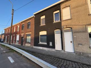 <p><span>GEZINSWONING MET ZALIG LANDELIJK TUINGEVOEL</span></p><p><span> </span></p><p><span>In het landelijke Aalbeke komt deze gezinswoning aanzetten met veel woonruimte en een extra large tuin.<br />Een nieuwe gevelbekleding en nieuwe ramen zorgen onmiddellijk voor een warme sfeer.  </span></p><p><span>In de royale leefruimte vinden we een comfortabele zithoek, een eethoek en een grote woonkeuken waar gezellig tafelen en koken perfect samengaan. <br />Aansluitend is een kleine veranda dit het buitencontact levendig houdt.<br />Er zijn 4 slaapkamers verdeeld over 2 verdiepen en er is een nette badkamer met inloopdouche.<br />Een grote berging en een praktische kelder zorgen voor voldoende bergruimte.<br /><br />Achteraan komt de zon graag opzetten, een groot terras aangevuld met en groene tuin zorgt voor heel veel buitenplezier.</span></p><p><span>De woning is voorzien van een pak zonnepanelen die zorgen voor een gecontroleerd verbruik.</span></p><p><span> </span></p><p><span>GROTE GROENE TUIN<br />VEEL WOONRUIMTE<br />ZONNEPANELEN</span></p>