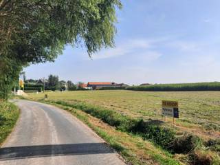 Ontdek dit prachtige villaperceel in het landelijke Vladslo, een deelgemeente van Diksmuide. Hier woon je in een heel rustige straat, vlak bij het dorpscentrum van Vladslo, met een panoramisch uitzicht over de omringende velden en weiden, met een bos in de verte.
Deze kleinschalige verkaveling omvat zeven percelen voor open bebouwing, elk met een zuid gerichte tuin. De grootte van het perceel (722 m²) en de ruime stedenbouwkundige voorschriften bieden tal van mogelijkheden. Wij bouwen hier jouw nieuwe, energiezuinige woning volledig op maat en tegen een vaste prijs. Dit perceel bestaat uit een gedeelte bouwgrond en achteraan een stukje landbouwgrond.
Benieuwd? Bezoek de verkaveling tegenover Broekstraat 18 (kruising met Mariastraat) of neem contact met ons op en ontdek alle mogelijkheden!