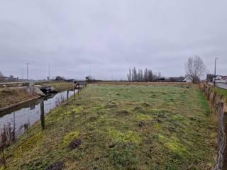 Terrain à vendre, situé dans une zone agricole. Superficie totale d'environ 1648m². Accessibilité facile via plusieurs routes d'accès.