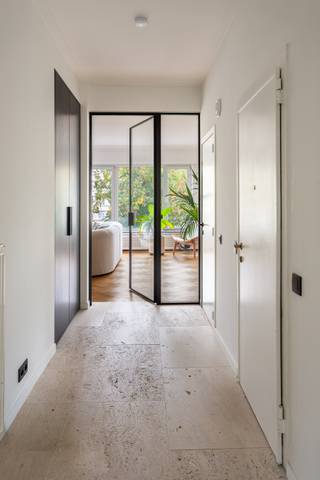 <p>Riant appartement op toplocatie! Graag stellen wij dit sublieme appartement voor, welke recent volledig gerenoveerd werd volgens de laatste trends. Het resultaat mag gezien worden: een uiterst praktisch en luxueus appartement waar ruimte en licht de hoofdtonen spelen. Indeling: inkomhall op travertin met gastentoilet en vestiairekast, via de glazen deur ontdekken we de zonnige leefruimte in L-vorm op parket en open luxekeuken voorzien van alle toestellen en een aparte coffeecorner / ontbijthoek en praktische berging met aansluiting wasmachine. Open en groen uitzicht. Aansluitend de keuken bevindt zich het terras met mooi zicht op de omliggende verzorgde tuinen. Er zijn 2 slaapkamers aan de rustige achterzijde waarvan 1 masterbedroom met dressingkasten en luxebadkamer. Een derde slaapkamer, palend aan de living doet heden dienst als bureauruimte en wordt afgesloten met een partij glazen deuren zodat deze mee bij de leefruimte kan betrokken worden. Extra troeven: klein gebouw, nieuwe ramen, gunstig EPC, Elek conform, private kelder, fietsenberging. Toplocatie op de Jan Van Rijswijcklaan net voorbij de prestigieuze kantoren van Bank Delen (expowijk) vlot bereikbaar via openbaar vervoer (tramhalte nabij) snelwegen en fietspaden.</p>