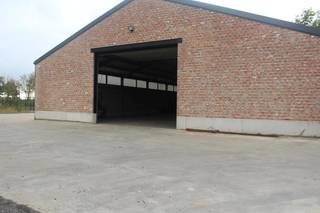 Opslagloods te huur gelegen in agrarisch gebied.De loods heeft een oppervlakte van 250m².Tevens is er een groot buitenplein aanwezig van 1.176m²...