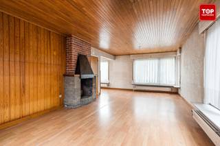 Deze alleenstaande woning op een perceel van 845 m² biedt een goede basis voor renovatie.Op het gelijkvloers bevinden zich de leefruimte, keuken en...