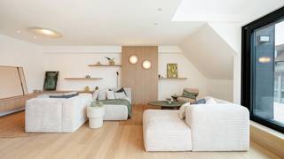 <p><span>Deze ruime duplex van 216 m² geniet van een uitstekende ligging aan de Leopoldlaan in Knokke en werd kwalitatief gerenoveerd. De woning combineert royale leefruimtes met een praktische indeling en biedt een aangenaam wooncomfort.</span></p>
<p><span>Bij binnenkomst leidt de inkomhal naar een vestiaire en een afzonderlijk toilet. De ruime leefruimte sluit aan op de volledig geïnstalleerde open keuken en biedt rechtstreeks toegang tot het ruime, zonnige terras. Aansluitend bevindt zich aan de achterzijde een polyvalente ruimte, die naar eigen behoefte kan worden ingericht als eetkamer, bureau of extra leefruimte.</span></p>
<p><span>De eerste verdieping omvat drie volwaardige slaapkamers, elk voorzien van ingemaakte kasten. Daarnaast zijn er meerdere sanitaire ruimtes, waaronder badkamers en een douchekamer.</span></p>
<p><span>Op de tweede verdieping bevindt zich een vierde slaapkamer met ingemaakte kasten, naast een afzonderlijke technische ruimte.</span></p>
<p><span>De duplex beschikt bovendien over een kelder en een fietsenberging in het gebouw.</span></p>
<p><span>Een ruime en instapklare woning met vier slaapkamers, royale leefruimtes en een zonnig terras, gelegen op een centrale locatie in Knokke.</span></p>