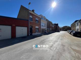 Leuk gelegen woning te Assebroek met 4 slpks, ZUIDgerichte tuin en mogelijkheid tot het huren van een aanpalende garagebox!<br /><br /><strong>INDELING:<br /><u><em>Gelijkvloers:</em></u></strong><br />Inkomhal - living (met zithoek en eetplaats) - keuken (O.a. met gasfornuis, dampkap, oven en dubbele spoelbak) - veranda - badkamer (O.a. met dubbel lavabomeubel en ligbad met geïntegreerde douche) - afzonderlijk toilet - ruime wasplaats/berging - tuin met ZUIDgericht zonneterras.<br /><br /><u><em><strong>Eerste verdieping:</strong></em></u><br />Nachthal - 2  RUIME slaapkamers.<br /><br /><u><em><strong>Tweede verdieping:</strong></em></u><br />Nachthal - 2 slaapkamers.<br /><br /><u><strong>Opmerkingen:</strong></u><br />- Eventueel mogelijkheid tot het huren van een aanpalende garagebox!<br />- GOEIE LIGGING: Mobiscore: 8,5/10!<br />- Regenwaterput aanwezig.<br /><br />INTERESSANTE woning voor JONGE GEZINNEN aan SCHERPE PRIJS! Aarzel zeker niet om ons te contacteren voor een bezoek ter plaatse: 050/70.01.02 - info@centro.be.