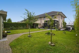 Energiezuinige halfopen bebouwing op toplocatie op 446 m² in Diksmuide.<br /><br />In een rustige, kindvriendelijke woonwijk in Diksmuide bevindt zich deze uitstekend onderhouden halfopen bebouwing. Hier geniet je van een ideale combinatie: een centrale ligging vlak bij sportcentrum De Pluimen, winkels, scholen en openbaar vervoer, gekoppeld aan de rust van een aangename buurt.<br />Op het gelijkvloers vinden we een lichtrijke leefruimte die naadloos overgaat in de open keuken, en een ruime garage met extra bergmogelijkheden.<br />Op het verdiep zijn drie volwaardige slaapkamers en een ingerichte badkamer. Met toegang tot de zolder, een bruikbare zolderruimte met diverse opslag- of uitbreidingsmogelijkheden.<br />Buiten maakt de fraai aangelegde tuin met praktisch tuinhuis het plaatje compleet — een heerlijke plek om tot rust te komen.<br /><br />De vermelde prijs is een richtprijs. Elk bod wordt voorgelegd aan de eigenaar, die het recht behoudt dit te aanvaarden of te weigeren.<br /><br />Neem een voorsprong en vraag uw gratis, vrijblijvende waardebepaling aan via: www.residentievastgoed.be/gratisonlineschatten<br /><br />EPC: 112 kWh/m² (B-label) | Ref.: NI23931