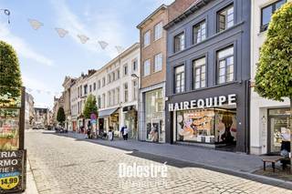 Op zoek naar een solide basis voor uw investeringsportefeuille? Op zoek naar een pand voor eigen gebruik? <br />Deze ideaal gelegen handelseigendom is gelegen op een perceel van 161 m² in het commercieel centrum van Lier. Het biedt een uitzonderlijke kans voor investeerders en ondernemers die waarde hechten aan veelzijdigheid en potentieel rendement.<br />De gelijkvloerse commerciële opp. bedraagt ca. 120 m² + bovengelegen verdiepingen bruikbaar als stockruimte of sociale ruimte.<br />Het pand is actueel verhuurd met een handelshuurovereenkomst (start: 01 april 2024) met een maandelijkse huurprijs van 2.542 euro.<br /><strong>Vrij van huurcontract: 01 april 2027. Dit pand kan dus gekocht worden zowel als investering of voor eigen gebruik. </strong><br />Onroerende voorheffing ten laste van de huurder.<br />Benieuwd naar dit investeringsvastgoed regio Lier?<br />Contacteer info@immodelestre.be of 054 33 62 52.<br />www.immodelestre.be