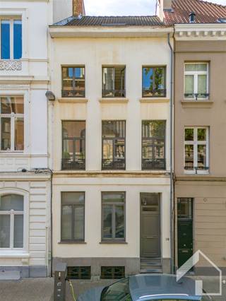 <p><span>Juste derrière le coin de l'une des places les plus animées d'Anvers se trouve ce petit bijou restauré, discret et exceptionnellement charmant.</span></p><p><span>La maison est baignée de lumière et offre une vue magnifique sur la nef de l'église Saint-Georges et le jardin du presbytère, juste derrière la porte.</span></p><p><span>L'arrière est orienté au sud et offre une vue dégagée, sans vis à vis et avec beaucoup de lumière.</span></p><p><span>Lorsque vous franchissez la porte, la ville est vraiment à vos pieds, tandis que la maison offre plus que suffisamment de calme et de tranquillité grâce à son emplacement dans la rue Schermersstraat </span></p><p><span>Tout est accessible à pied : boulangeries, boucherie, supermarché, marchand de journaux, marché, parc de la ville, théâtres, pubs, restaurants, etc... et pour ceux qui veulent encore une voiture, il y a des places de parking à louer à 30 mètres de la maison. </span></p><p><span>Le rez-de-chaussée où il y a actuellement des cabinets, offre la possibilité d'accueillir une activité professionnelle ou un Airbnb, studio, etc..</span></p><p><span>vivre au premier étage, laver au niveau de la mezzanine, dormir au 2ème et 3ème étage.</span></p><p><span>Au 3ème étage, toutes les canalisations d'alimentation et d'évacuation sont prêtes à installer une deuxième salle de bain si souhaité.</span></p>