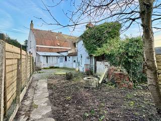 Ieder bod boven de 125 000 EUR wordt overwogen door de verkopers!<br /><br />Renovatieproject op 767 m², met garage en uitweg.<br /><br />Deze woning heeft een betonstructuur! Belangrijk weetje bij het zien van deze te renoveren woning. Zoals u kan zien op de foto’s is deze woning niet meer actueel aan de huidige tendensen, wel heeft deze een aangename breedte en heeft deze veel potentieel.<br /><br />+ Zo is er een zijweg naast de woning. Ideaal voor groenafval of fietsen.<br />+ De woning staat op 767 m² grond<br />+ Er is een uitweg met momenteel een mini-atelier / grote garage. Diverse mogelijkheden op dit stuk.