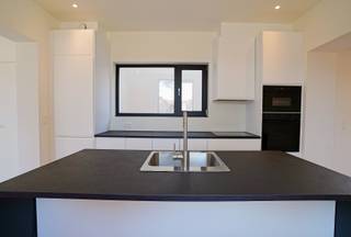 Gelegen in het centrum van Bornem staat deze instapklare en gerenoveerde woning te koop. Perfect voor wie comfort, sfeer én praktische indeling zoekt, met extra troeven zoals een dakterras, ruime mezzanine en gezellige buitenruimte. Er zijn twee slaapkamers. Eén van de slaapkamers beschikt over een dakterras – ideaal om ’s ochtends te genieten van de zon of ’s avonds buiten te relaxen. De andere slaapkamer is bijzonder vanwege de zeer ruime mezzanine ‒ extra hoogte, ruimte en karakter. Moderne badkamer met een mooie lavabo, een ruime inloopdouche en een tweede toilet. Strakke afwerking en functioneel ingericht. De woonkamer, eetplaats en de volledig ingerichte keuken bevinden zich op het gelijkvloers, evenals de toegang tot de kelder, een bergruimte en een gastentoilet. Ook is er nog een rustige buitenruimte aanwezig, waar je je fietsen veilig kan stallen en je een buitenplek hebt. Zonnepanelen aanwezig. <br />Referentie: 5496