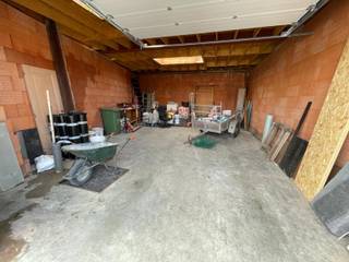 Opslagplaats/Magazijn, ideaal voor een kleine zelfstandige! <br />Dichtbij het centrum van Kontich, met een vlotte verbinding naar E19 en belangrijke invalswegen.<br /><br />OMSCHRIJVING:<br />- 60m² binnen + 10m² buiten<br />- waterput met dompelpomp (regenwater) <br />- electriciteit voorzien<br />- (manuele) poort (H260cm)