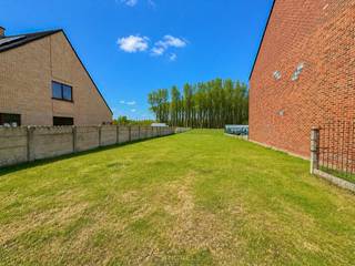 Rustig gelegen perceel met een OPPERVLAKTE VAN 1.219 M² aan de voet van de GEKENDE BERENDRIES. Dit aangename perceel combineert een MOOIE BREEDTE...