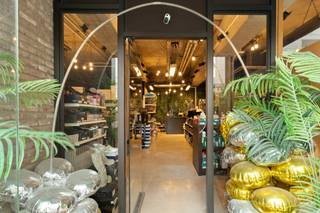 Bent u op zoek naar een commercieel pand met maximale visibiliteit en een uitstekende ligging? Dan is dit handelspand in de levendige...