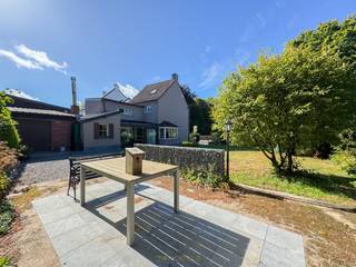 Karaktervolle HALFOPEN WONING met RENOVATIEPOTENTIEEL en ZONNIGE TUIN op RUSTIGE LOCATIE in MAARKEDAL. Deze HALFOPEN BEBOUWING biedt een RUIM WOONVOLUME met tal van mogelijkheden voor HERINRICHTING of UITBREIDING, ideaal voor wie op zoek is naar een GEZINSWONING die volledig naar eigen smaak kan worden afgewerkt. De woning beschikt over een LICHTRIJKE WOONKAMER, KEUKEN, VERANDA, BADKAMER, BUREAURUIMTE en drie VOLWAARDIGE SLAAPKAMERS, waarvan één met VASTE TRAP naar een INRICHTBARE ZOLDER – perfect als EXTRA SLAAPKAMER of HOBBYRUIMTE. De ZUIDGERICHTE TUIN is volledig AFGESLOTEN en biedt maximale PRIVACY en RUST in een GROENE OMGEVING. Dankzij de BREDE OPRIT en de PRAKTISCHE GARAGE is er steeds voldoende PARKEERGELEGENHEID. Gelegen op een LANDELIJKE LOCATIE in het charmante MAARKEDAL, combineert deze woning het beste van RUST, RUIMTE en BEREIKBAARHEID – een uitstekende basis voor wie droomt van WONEN in het hart van de VLAAMSE ARDENNEN.<br /><br /><strong>EXTRA TROEF:</strong> MET SLOOP- EN HEROPBOUWPOTENTIEEL VOOR TWEE HOB’S op CENTRALE EN RUSTIGE LOCATIE IN MAARKEDAL. Deze eigendom met ruime perceelbreedte biedt niet alleen een degelijk woonvolume maar ook een unieke kans voor PROJECTMATIGE ONTWIKKELING OF NIEUWBOUW op maat.<br /><br />Adres: Koekamerstraat 35 te Schorisse (Maarkedal)<br /><br /><span>G-score + P-score A. Renovatieverplichting van toepassing.</span>