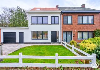 <p><span>Instapklare, energiezuinige woning (EPC A) op een zonnig perceel in een rustige woonwijk te Brasschaat! </span><span><br />Deze hoogwaardig gerenoveerde woning werd in 2025 volledig vernieuwd in een moderne stijl met warme accenten.</span></p><p><span> </span></p><p><span>INDELING </span></p><p><span> </span></p><p><span>Gelijkvloers </span><span><br />Via de inkomhal met gastentoilet en handenwasser betreedt u de woning. Deze geeft uit op de lichtrijke leefruimte, die geniet van een mooi zicht op de tuin en directe toegang biedt tot het open terras via een groot schuifraam.<br />De moderne keuken is strak afgewerkt met warme hout accenten, een travertin natuurstenen blad en een kookeiland. Ze is volledig uitgerust met kwalitatieve AEG inbouwtoestellen en hedendaags comfort.<br />Aansluitend bevindt zich een praktische berging/wasplaats met aansluiting voor wasmachine en droogkast, evenals de CV-ketel op aardgas. Vanuit hier is er toegang tot de inpandige garage met automatische poort.</span></p><p><span> </span></p><p><span>Eerste verdieping</span><span><br />De houten trap leidt naar de eerste verdieping, waar zich twee slaapkamers bevinden. Beide kamers zijn uitgerust met een warmtepomp die zowel kan verwarmen als koelen.</span></p><p><span>De stijlvolle badkamer is volledig betegeld en beschikt over een ligbad, een ruime inloopdouche, een dubbele wastafel met LED-verlichte spiegels, een toilet en een handdoekradiator.</span></p><p><span><br />Tweede verdieping</span></p><p><span>Via een vaste houten trap bereikt u de tweede verdieping, waar zich de master bedroom bevindt, eveneens uitgerust met een warmtepomp. De zichtbare houten balken geven deze ruimte een bijzonder charmant en karaktervol accent. </span></p><p><span> </span></p><p><span>Kelder</span></p><p><span>De woning beschikt over een kruipkelder, met uitzondering van de garage. </span></p><p><span> </span></p><p><span>Tuin</span></p><p><span>De woning is gelegen op een zuid-oost georiënteerd perceel. Vooraan bevindt zich een ruime oprit en een aangelegde, omheinde voortuin. Achteraan is er een open terras en een mooi aangelegde, volledig omheinde en onderhoudsvriendelijke tuin. </span></p><p><span> </span></p><p><span>Bijzonderheden</span></p><p><span>- De woning werd in 2025 volledig gestript en gerenoveerd met gebruik van kwalitatieve materialen.</span></p><p><span>- EPC A-label (nieuw dak, 8 zonnepanelen, warmtepomp, overal HR-beglazing,...) </span></p><p><span>- Elektriciteit is conform en de woning is asbestvrij</span></p><p><span>- De oppervlaktes zijn indicatief en gebaseerd op het EPC. </span></p><p><span> </span></p>