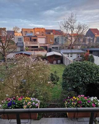 Deze lichtrijke en energiezuinige woning is gelegen nabij Park Rivierenhof, openbaar vervoer en sportcentrum Sportoase. Met een Mobiscore van 8,8 bent u meteen overal dichtbij. Zo zijn er verschillende scholen in de buurt en meerdere supermarkten.<br /><br />De blikvanger is de rustieke gevel opgetrokken in kwalitatieve materialen. <br /><br />In de ruime garage met stockageplaats kan u 1 à 2 auto's kwijt. Dankzij de volautomatische poort staat u meteen binnen.<br /><br />Op het gelijkvloers bevinden zich naast de diepe garage en ruime inkomhal een wasplaats, gastentoilet, alsook een handige berging onder de trap.<br /><br />De woonruimte met open keuken is goed voor 40 m².<br /><br />Op de bovenste verdieping vinden we drie slaapkamers (16,74 m², 13,38 m² en 9,39 m²), een toilet en de gerenoveerde badkamer. <br /><br />Het vernieuwde terras en balkon bieden uitzicht op een ruime tuin. Ook een tuinhuis is aanwezig als extra opslagplaats.<br /><br />Het dak werd geïsoleerd en er zijn 10 zonnepanelen aanwezig. <br />Dankzij het gunstige EPC B bent u verzekerd van een energiezuinige woning.<br /><br />Extra comfort: airco en elektrische rolluiken achteraan.<br /><br />Troeven kort opgelijst: <br /><br />- Ruime tuin met vernieuwd terras, tuinhuis en balkon<br />- Vlakbij openbaar vervoer (op 15 minuten van Antwerpen-Centraal)<br />- Mobiscore: 8,8<br />- Op wandelafstand van het Rivierenhof en Sportoase<br />- Ruime woonkamer + keuken met blad in graniet<br />- 3 slaapkamers<br />- Vernieuwde badkamer<br />- Airco's<br />- 10 zonnepanelen<br />- Geïsoleerd dak (12 cm isolatie)<br />- Ruime garage met poort op afstandsbediening<br />- 181 m² bewoonbare oppervlakte<br />- 216 m² grondoppervlakte<br />- Centrale verwarming op aardgas<br /><br />EPC: B (in aanvraag)<br /><br />Vraagprijs: 499.000 euro<br /><br />Contact (bellen of via WhatsApp): 0498/13.87.40 <br />Beschikbaarheid: vanaf augustus<br />GEEN IMMO'S!!