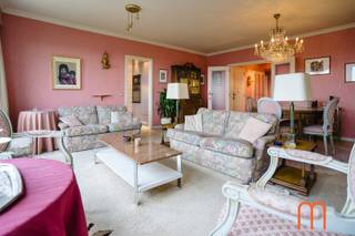 <strong>Exclusief wonen met panoramisch uitzicht</strong><br /><br />Op de <strong>11de verdieping van Residentie Melinda</strong> bevindt zich dit ruime appartement van <strong>100 m²</strong>, waar licht, ruimte en een uitzonderlijke ligging centraal staan.<br />Vanuit de woonkamer geniet u van een <strong>adembenemend, vrij uitzicht op de jachthaven</strong>, aangevuld met een aangenaam zicht op zee.<br />Een unieke woonbeleving voor wie houdt van rust, licht en een prachtig panorama.<br /><br /><strong>Lichtrijke woonkamer met uitzicht op de jachthaven</strong><br />De royale leefruimte vormt het hart van het appartement. Dankzij de grote raampartijen baadt de woonkamer in het natuurlijke licht en geniet u dagelijks van een spectaculair uitzicht over de jachthaven en een glimp van de zee.<br />Een ideale plek om te ontspannen of gasten te ontvangen.<br /><br /><strong>Praktische keuken en comfortabele indeling</strong><br />De keuken bevindt zich aan de voorzijde van het appartement en biedt een praktische indeling met tal van mogelijkheden.<br />Verder beschikt het appartement over een <strong>badkamer met ligbad</strong>, een <strong>afzonderlijk toilet</strong> en een functionele nachthal.<br /><br /><strong>3 slaapkamers met zonnig terras</strong><br />Aan de rustige achterzijde bevinden zich <strong>3 volwaardige slaapkamers</strong>, die allemaal uitgeven op een <strong>zonnig terras</strong>.<br />Hier geniet u van een prachtig groen uitzicht op het Maria-Hendrikapark, het groene hart van Oostende, wat zorgt voor een aangename, rustige sfeer.<br /><br /><strong>Extra troef: autostandplaats mogelijk</strong><br />Voor wie extra comfort wenst, is er de <strong>mogelijkheid tot aankoop van een autostandplaats in de residentie</strong>. Een waardevolle meerwaarde in deze gegeerde omgeving.<br /><br /><strong>Energiezuinig appartement met gunstig EPC</strong><br /><br /><strong>Enkele kenmerken:</strong><br /><span>Bewoonbare oppervlakte: <strong>100 m²</strong></span><br /><span>3 slaapkamers met zonneterras aan de achterzijde</span><br /><span>Mogelijkheid tot aankoop van <strong>autostandplaats (nr 9)</strong></span><br /><span><strong>EPC: B – 143 kWh/m²/jaar</strong><br />Verwarming : aansluiting op het warmtenet</span><br /><span>Kadastraal inkomen: € 1.296</span><br /><span>Bouwjaar: 1973 </span><br /><br /><strong>Waarom kiezen voor dit appartement?</strong><br />Dit appartement is de ideale keuze voor wie op zoek is naar een <strong>ruim appartement te koop met zicht op de jachthaven</strong>, <strong>drie slaapkamers</strong>, <strong>zonneterras</strong> en een uitstekende ligging.<br />Dankzij de combinatie van een panoramisch uitzicht, een rustige achterzijde en een gunstige EPC-score vormt dit een interessante opportuniteit als vaste woonplaats, tweede verblijf of investering.<br /><br />Plan vandaag nog uw bezoek en ontdek zelf de unieke troeven van dit appartement in Residentie Melinda.<br /> 