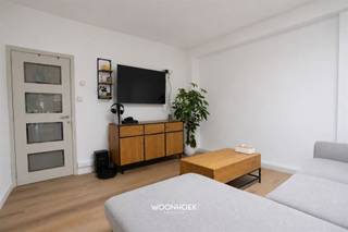 <p>Quiet location in downtown Lokeren, with modern finishes in the living space and a sunny porch.</p><p>This charming home is ideally located for me looking for a starter home or yield property.</p><p>Upon entering, you are led into a first luminous living space, a meeting of functionality and elegance. Further is a second living space with skylight consisting of a dining and sitting area, then there is the modern spacious kitchen. The ground floor houses a functional bathroom with toilet. Finally, there is a sunny veranda with a large glass windows, making the garden inviting and natural part of the living enjoyment.<br />On the second floor you will find two restful bedrooms, ideal for families, home workers or those looking for a harmonious balance between living and living. Possibility of creating 3rd bedroom in the attic space.</p><p>At Woonhoek Vastgoed, we believe in guiding with attention and insight. This home is an example of modern living comfort, a place to live, live and unwind. This home offers space, light and a sense of home, we would love to help you discover what this home can do for your future. There is parking in front and a conforming electrical inspection certificate.</p><p>Schedule your visit online, by phone at 09 310 77 07 or at info@woonhoekvastgoed.be</p>