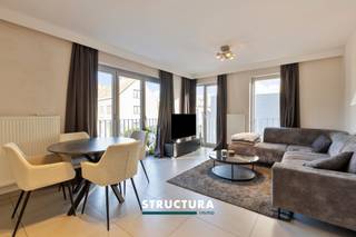 Vous êtes à la recherche d’un appartement soigné bénéficiant d’une situation centrale ou d’un investissement intéressant? Cet appartement d’environ 67 m² est situé au premier étage d’un immeuble récent construit en 2011, au centre de Meise. Grâce à son excellent certificat PEB B, à son installation électrique conforme et à son agencement fonctionnel, cet appartement constitue une belle opportunité, tant pour une occupation personnelle que pour un investissement.L’appartement est actuellement libre et est également proposé à la location au prix de €1.100 par mois.DispositionPremier étage: hall d’entrée, séjour lumineux avec cuisine ouverte, débarras pratique, salle de bains avec baignoire et deux chambres d’environ 11,5 m² et 8 m².Caractéristiques- Surface habitable d’environ 67 m²- Situé au premier étage d’un immeuble sans ascenseur- Année de construction: 2011- PEB B- Installation électrique conforme- Situation centrale- Actuellement libre, mais également proposé à la location à 1.100 €/mois- Intéressant tant pour une occupation personnelle que comme investissement- Mesures inscrites au registre des mesures: nonVous êtes à la recherche d’un appartement prêt à emménager, bénéficiant d’une situation centrale et offrant un potentiel locatif intéressant? Contactez Structura pour plus d’informations ou pour organiser une visite au 02/460.80.46 ou via info@structura.be.