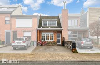 Deze charmante woning met oprit is gelegen op een bijzonder gunstige locatie aan de rand van Sint-Niklaas en vormt een ideale opportuniteit voor zowel eigen bewoning als investering. Via de inkomhal betreedt u de woning, die op het gelijkvloers beschikt over een gezellige living, een functionele keuken, een badkameren een praktische berging/wasplaats. Aansluitend bevindt zich de ruime tuin. Op de eerste verdieping zijn twee slaapkamers terug te vinden. De woning is uitgerust met dubbele beglazing en wordt verwarmd via een gaskachel. Dankzij de uitstekende ligging geniet u van een vlotte verbinding naar de E17 en bevindt de Colruyt zich op wandelafstand, wat het dagelijkse comfort alleen maar verhoogt. Een woning met veel potentieel op een strategische locatie.