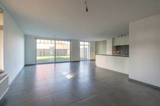 Dit ruime appartement is ideaal gelegen op slechts drie minuten rijden van het centrum van Wuustwezel en op amper vijf minuten van het treinstation...